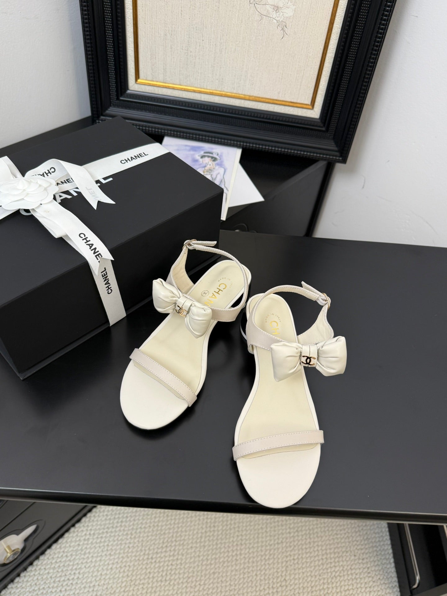 CHANEL FLAT SANDALS 5 MM IN WHITE CREAM CALFSKIN
