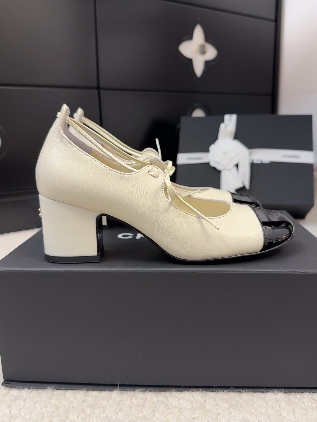 CHANEL MARY JANE PUMPS 55 MM IN WHITE MIX BLACK LAMBSKIN