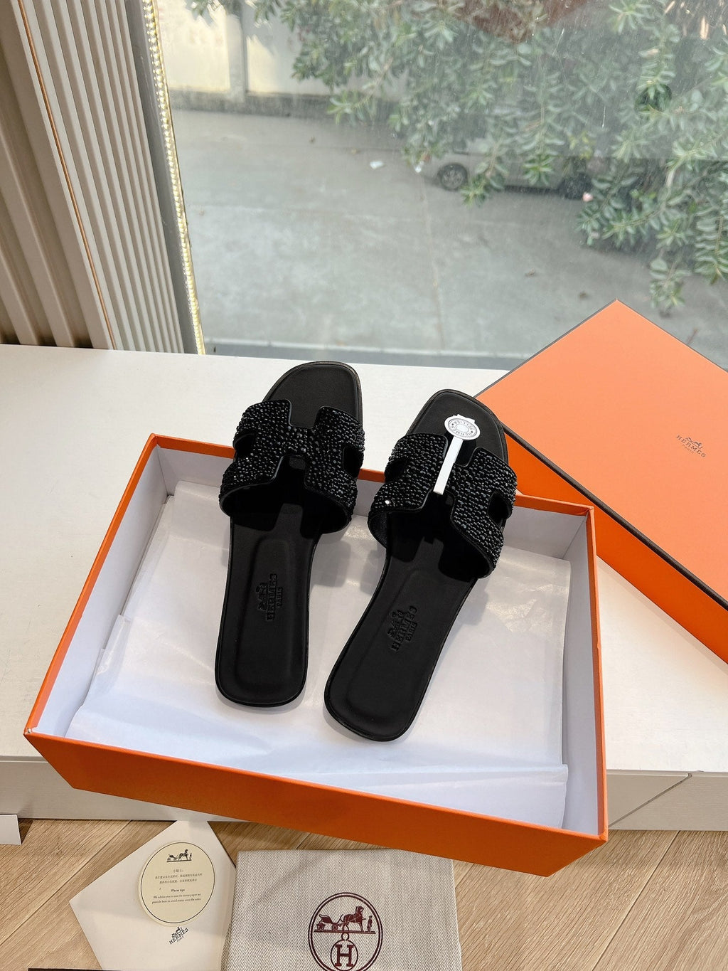 HERMES 0RAN SLIDE IN BLACK CALFSKIN WITH CRYSTALS