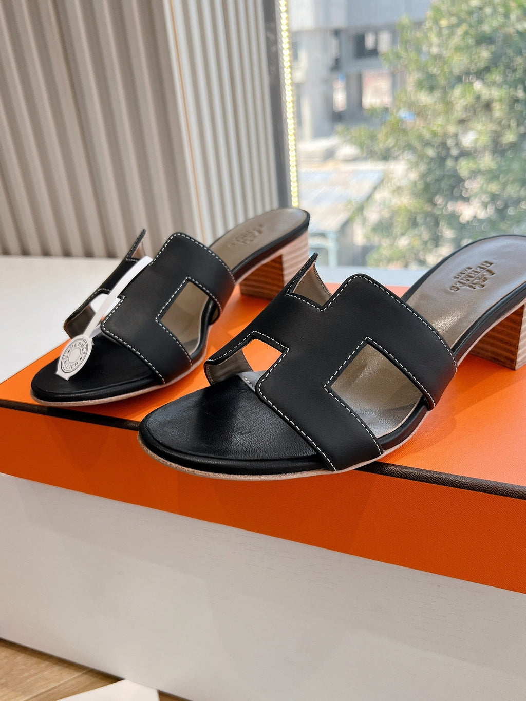 HERMES 0ASIS SANDAL IN BLACK CALFSKIN