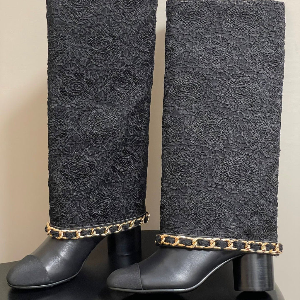 CHANEL FLORAL BOOTS 60MM IN BLACK CALFSKIN WITH GOLD CHAIN