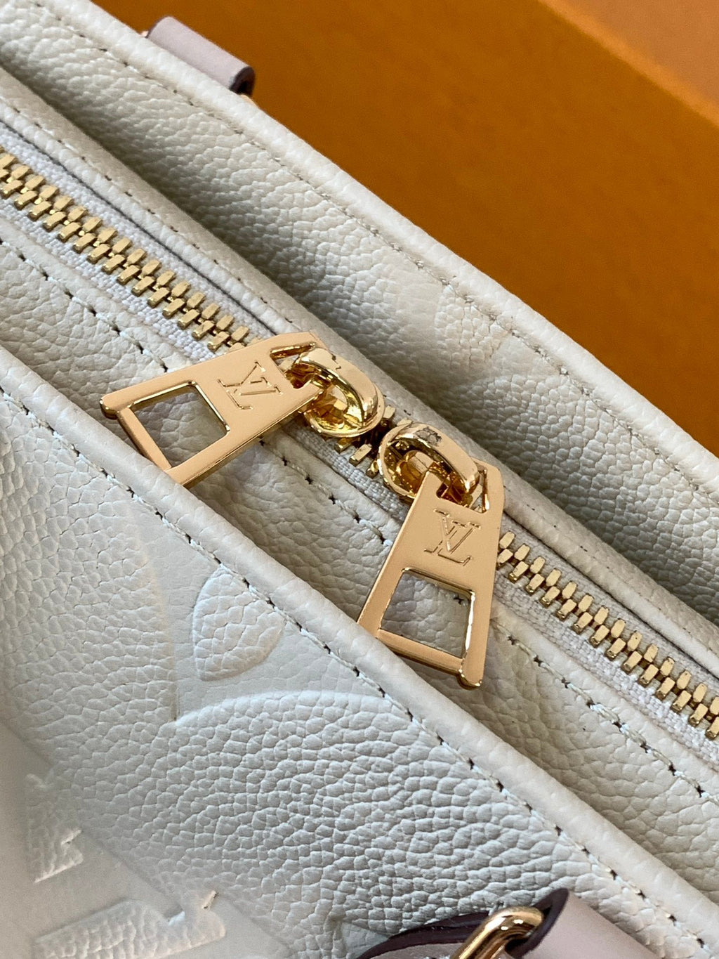 LOUIS VUITTON LV 25S ONTHEGO EAST WEST BAG 25 IN CREAM CALFSKIN MONOGRAM EMPREINTE