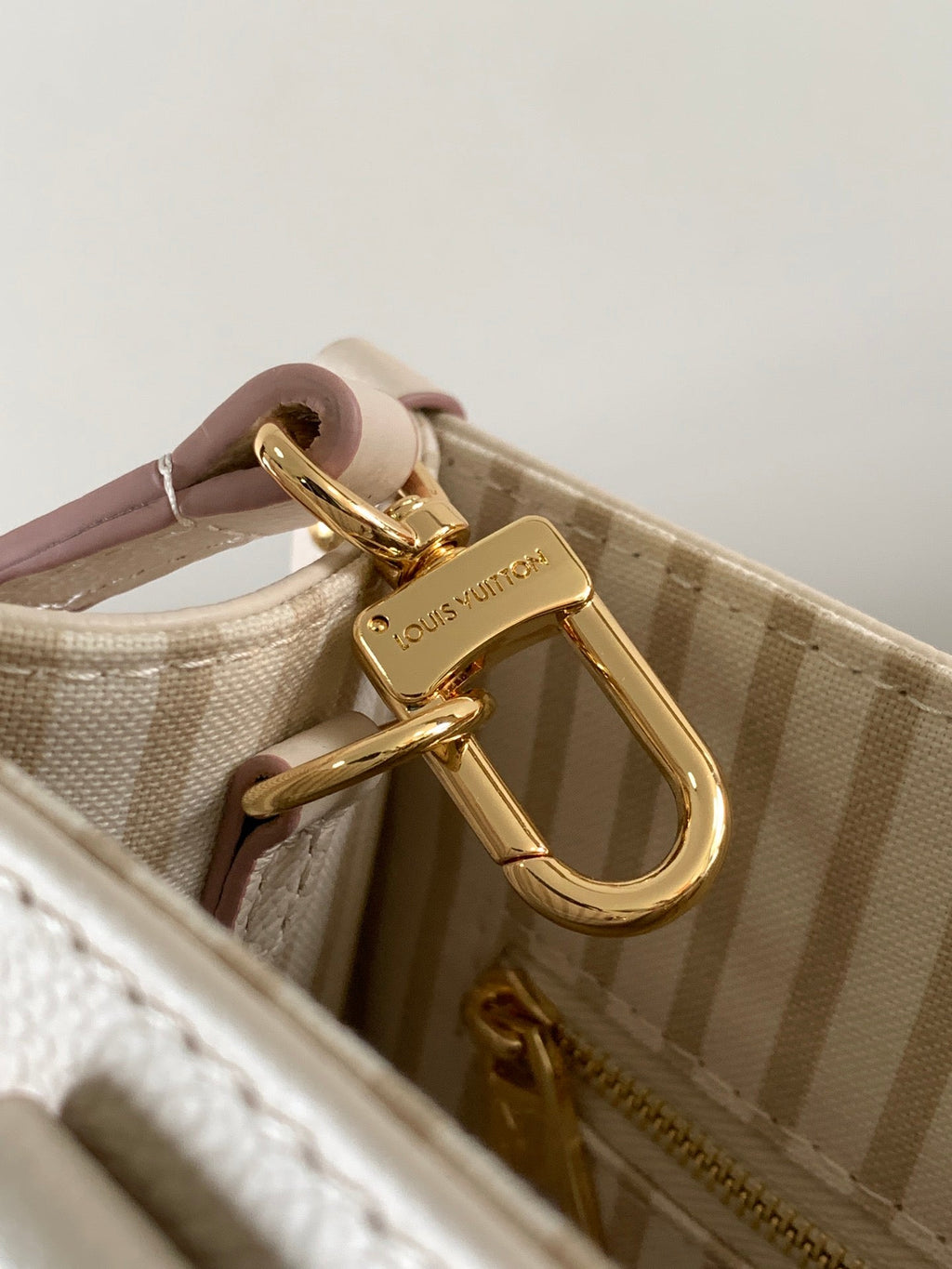 LOUIS VUITTON ONTHEGO 25 IN WHITE AND PINK MONOGRAM CALFSKIN