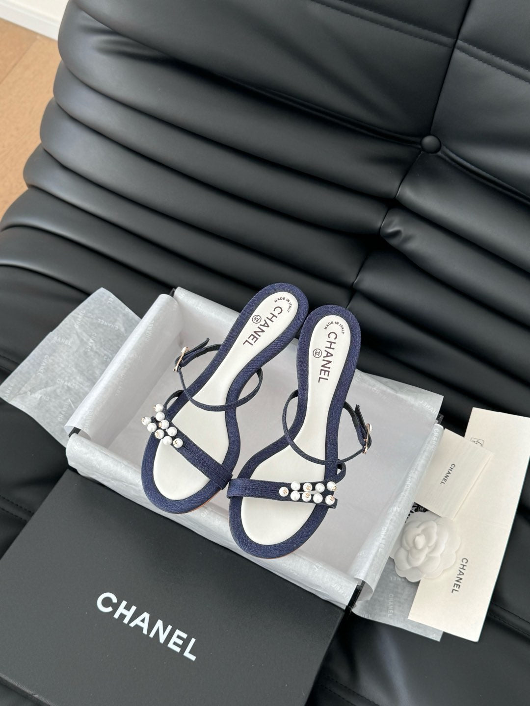 CHANEL PEARL SANDAL IN BLUE DENIM AND WHITE LAMBSKIN 35 MM