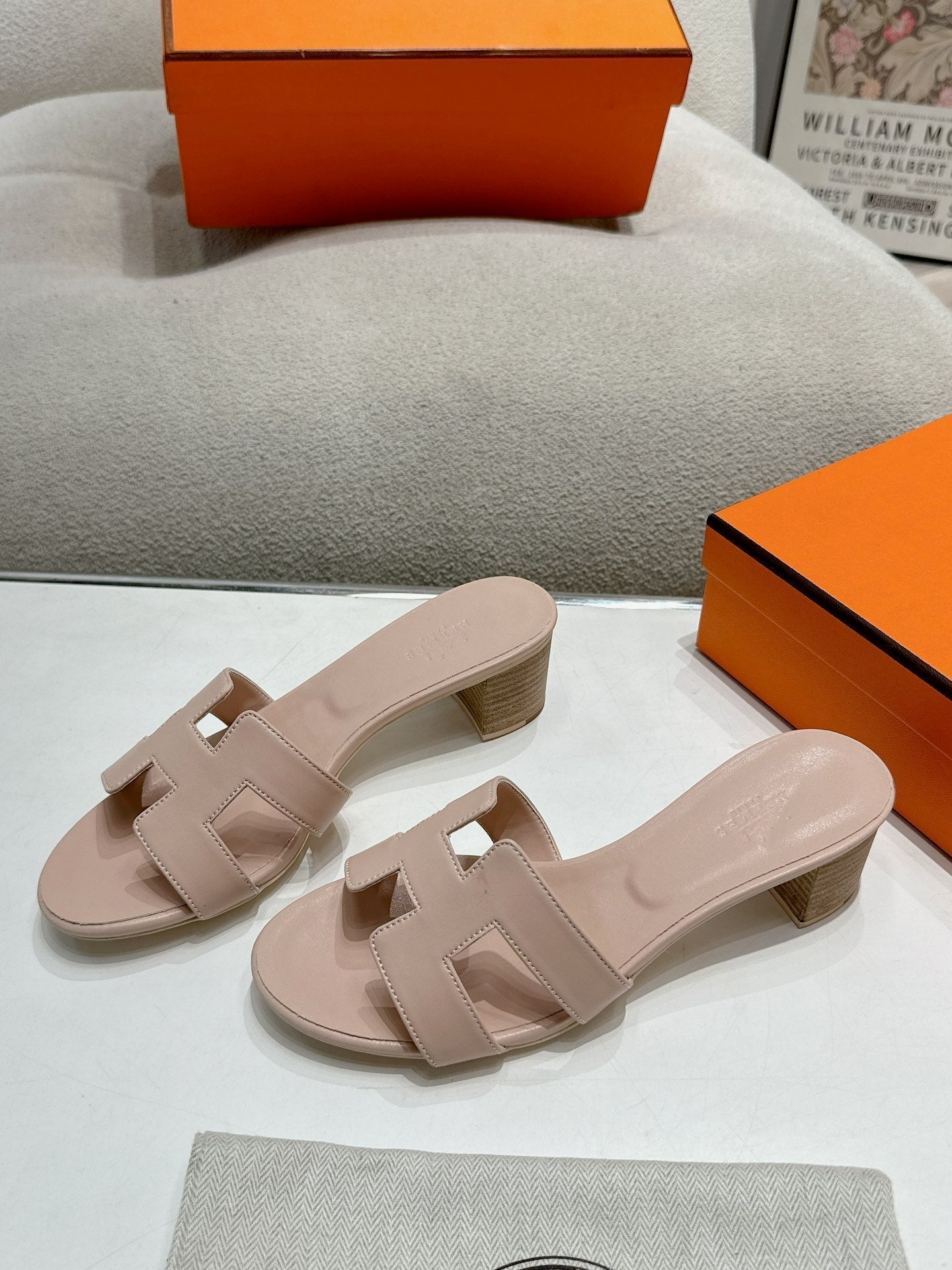 HERMES 0ASIS SANDAL PASTEL PINK CALFSKIN CLASSIC