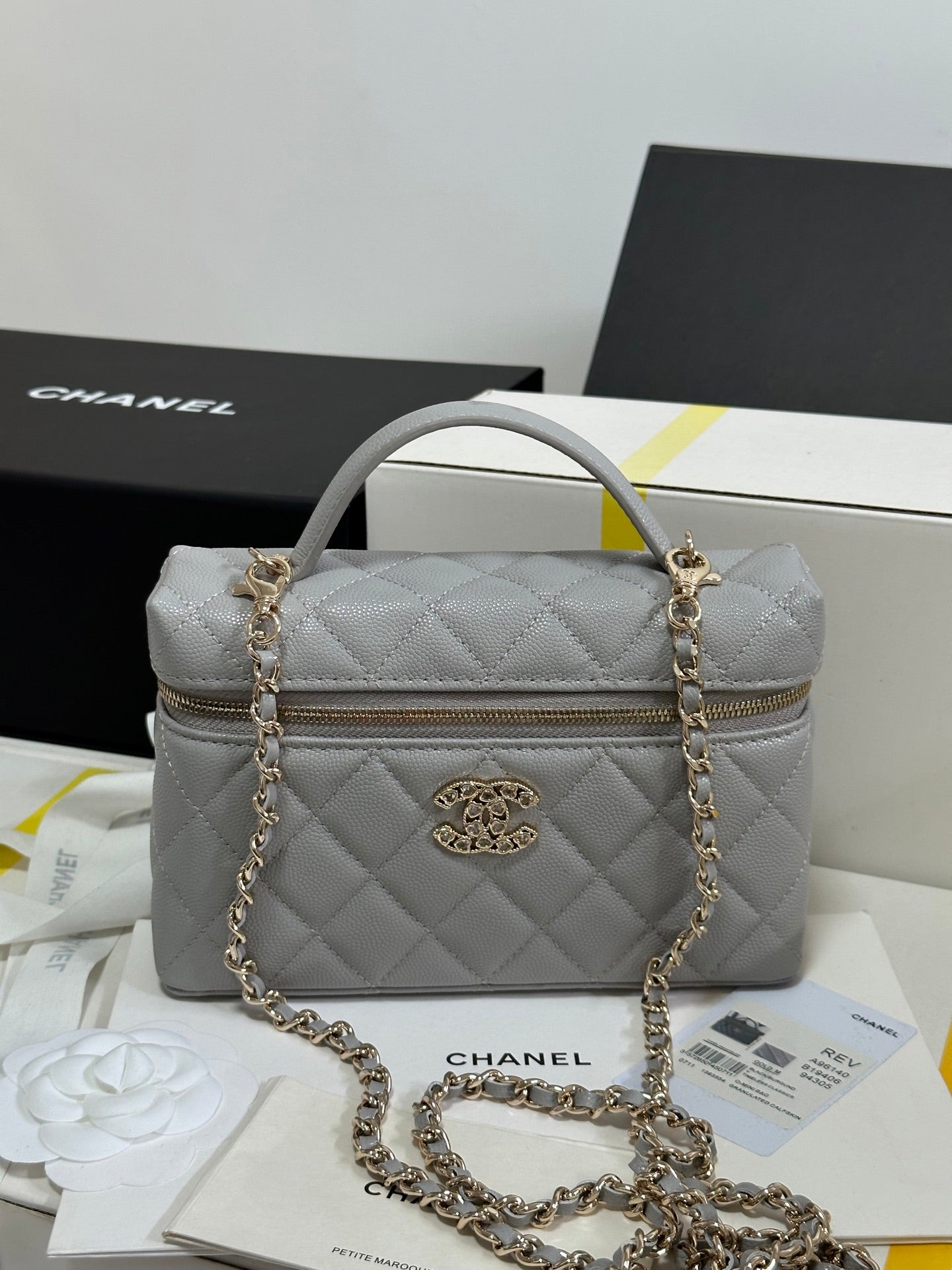 CHANEL STRASS VANITY QUILTED CASE 19 IN GREY CALFSKIN WITH GOLD METALLIC