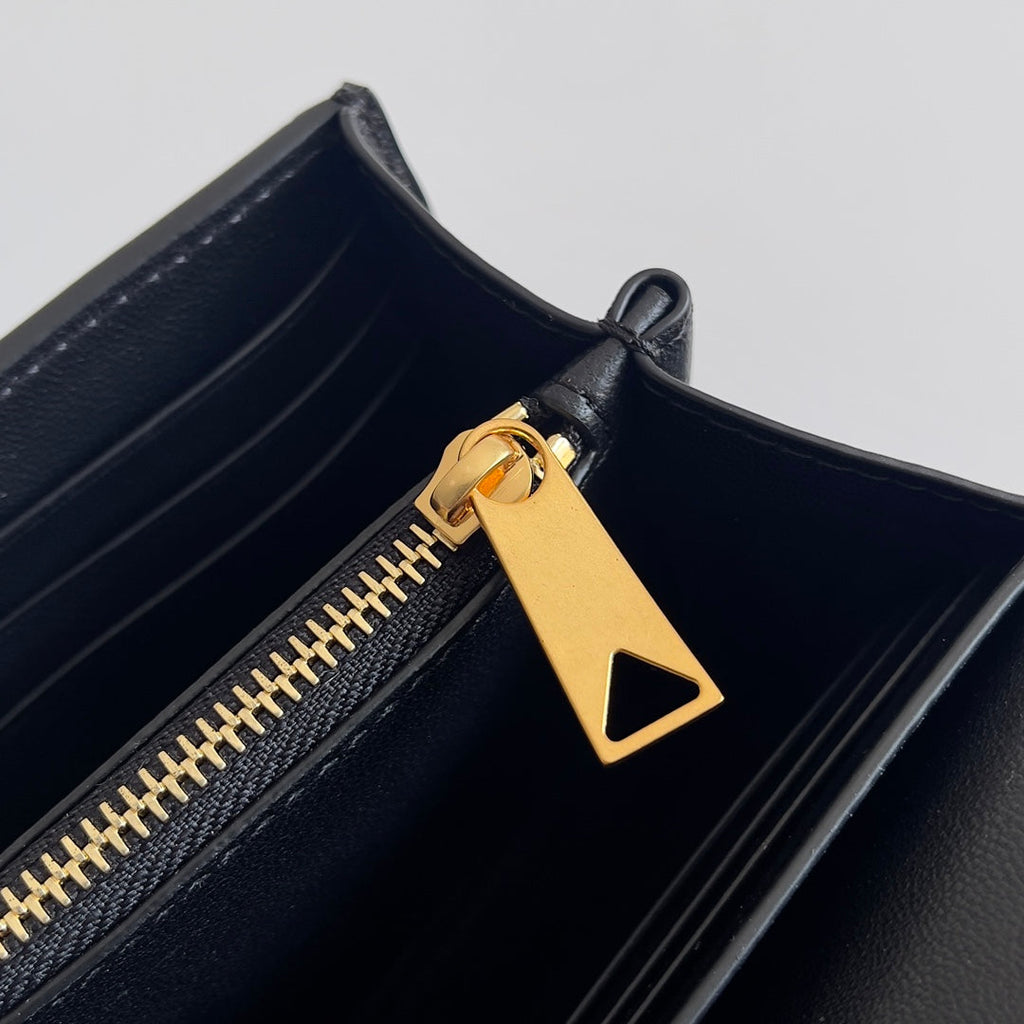 BOTTEGA VENETA ANDIAMO BAG 19 IN BLACK CALFSKIN