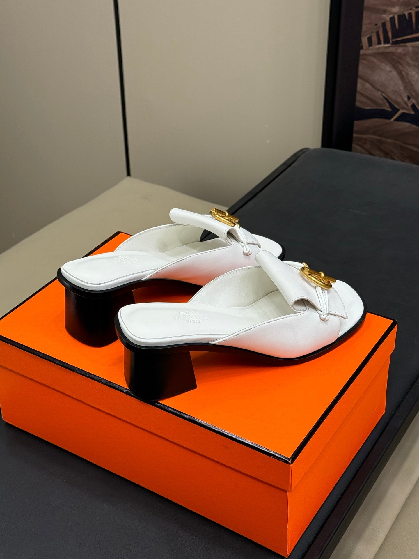 HERMES ISLE SANDAL IN WHITE CALFSKIN