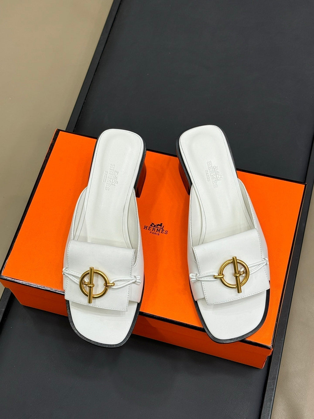 HERMES ISLE SANDAL IN WHITE CALFSKIN