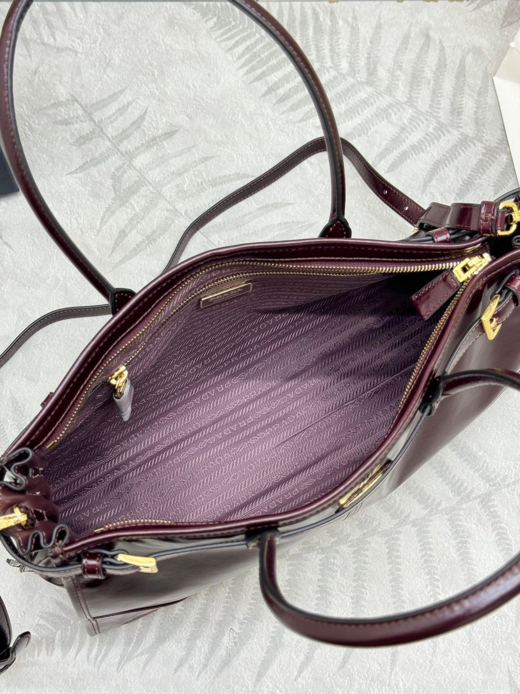 PRADA 25S BONNIE LARGE HANDBAG 38 IN BURGUNDY GLOSSY CALFSKIN GOLD HARDWARE