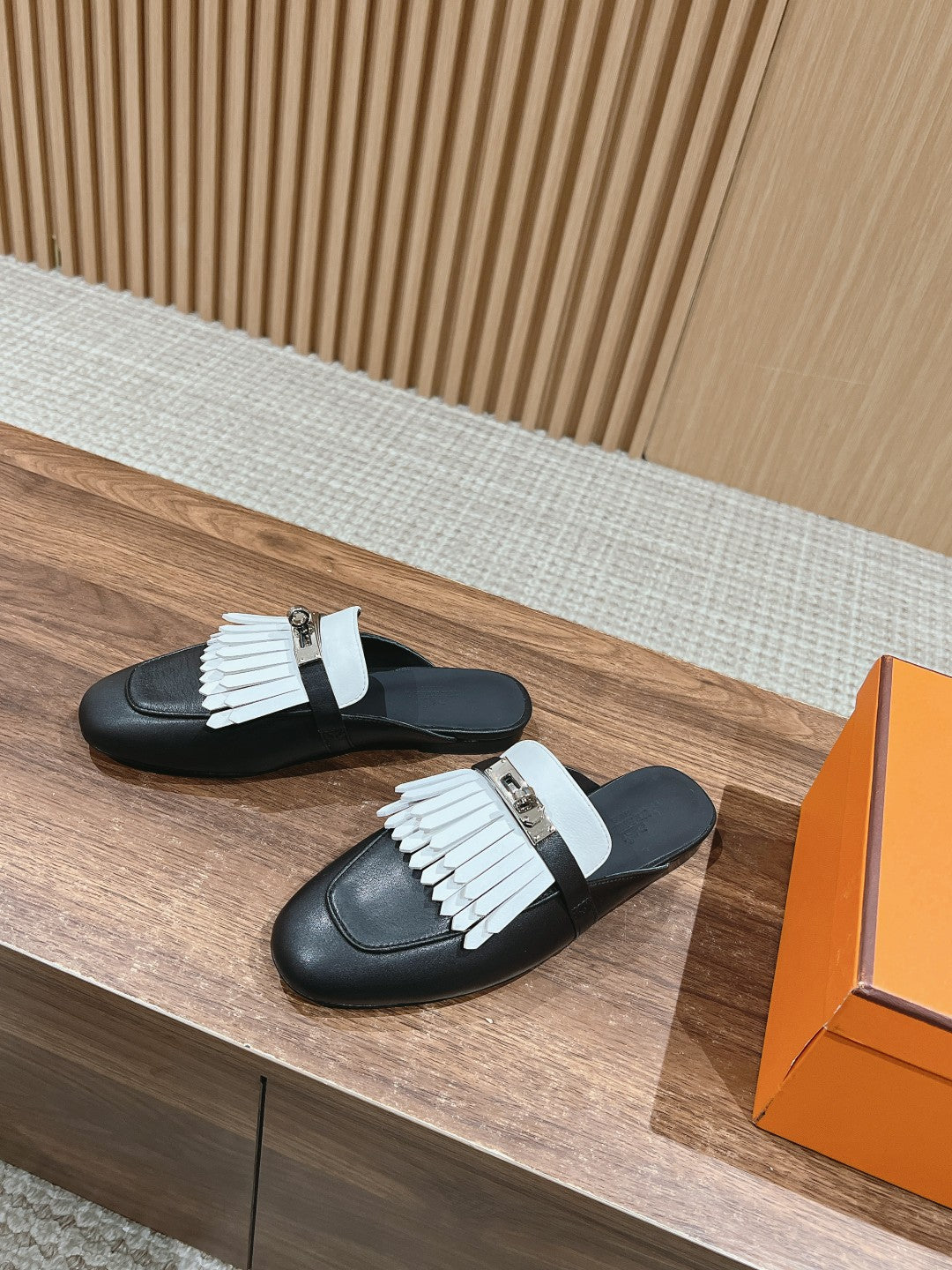 HERMES 0Z Mule Fringed Black/White