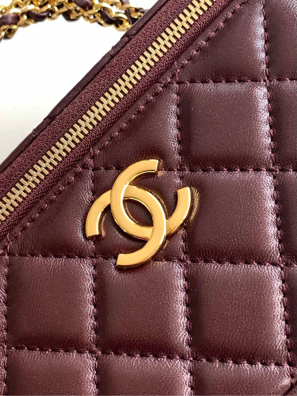 CHANEL SMALL VANITY CASE WITH HANDLE 17 IN WINE RED LAMBSKIN GOLD HARDWARE