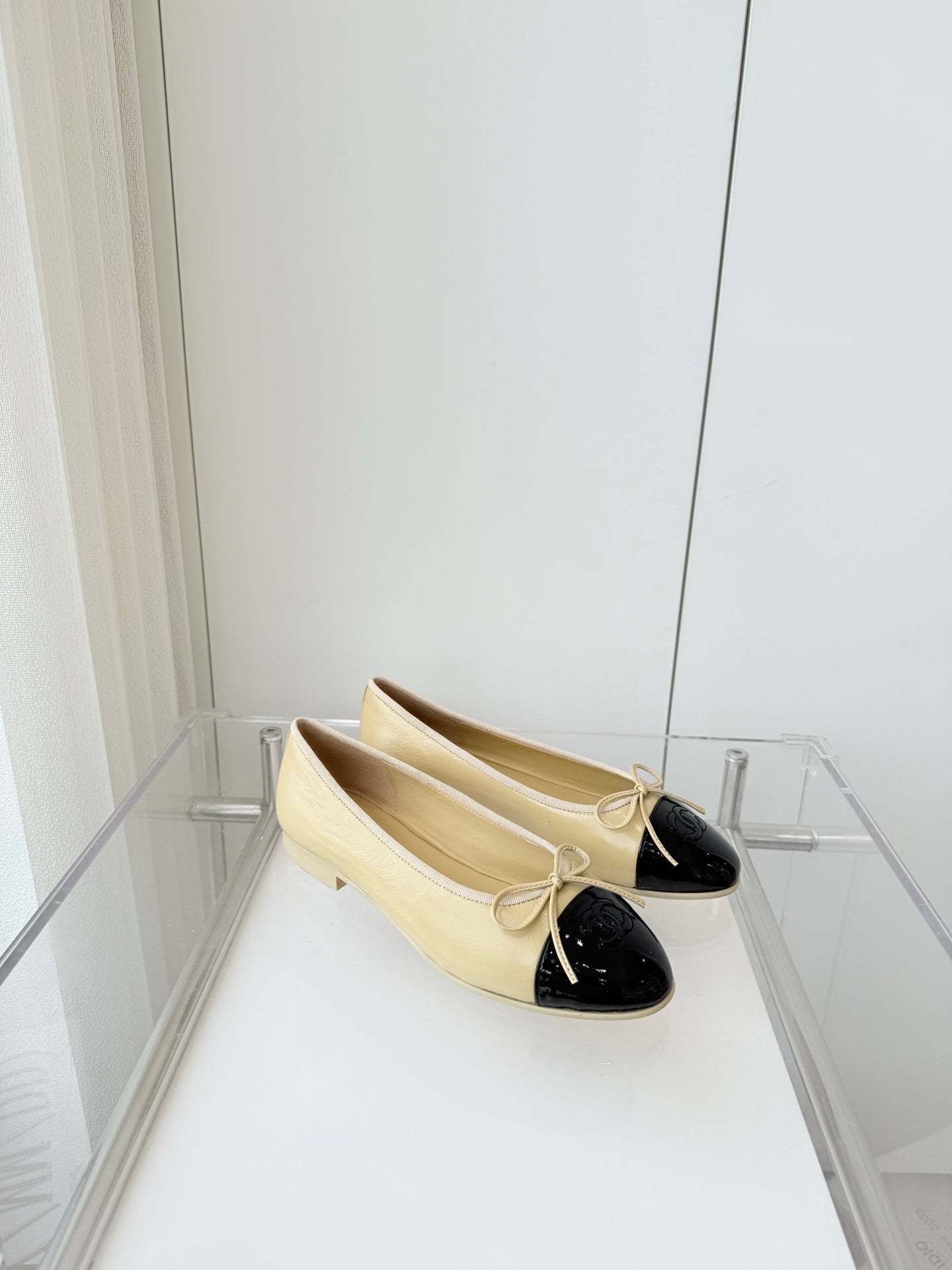 CHANEL BALLET FLAT IN FLAX YELLOW MIX BLACK CALFSKIN
