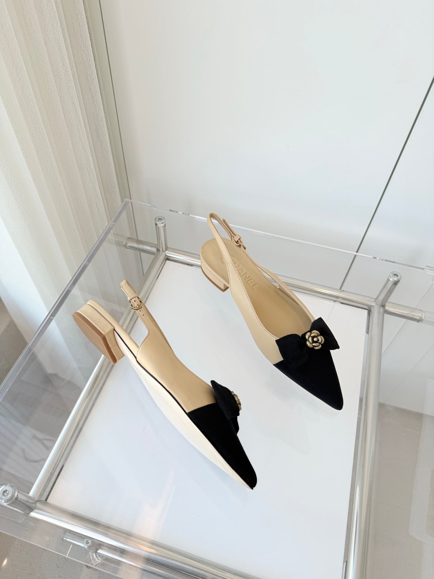 CHANEL SLINGBACKS 18 MM IN BEIGE CALFSKIN MIX BLACK CANVAS