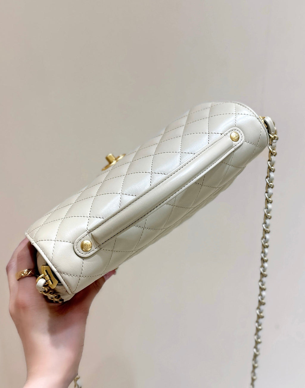 CHANEL QUILTED FLAP BAG WITH HANDLE 26 IN BEIGE LAMBSKIN GOLD PLATED METAL