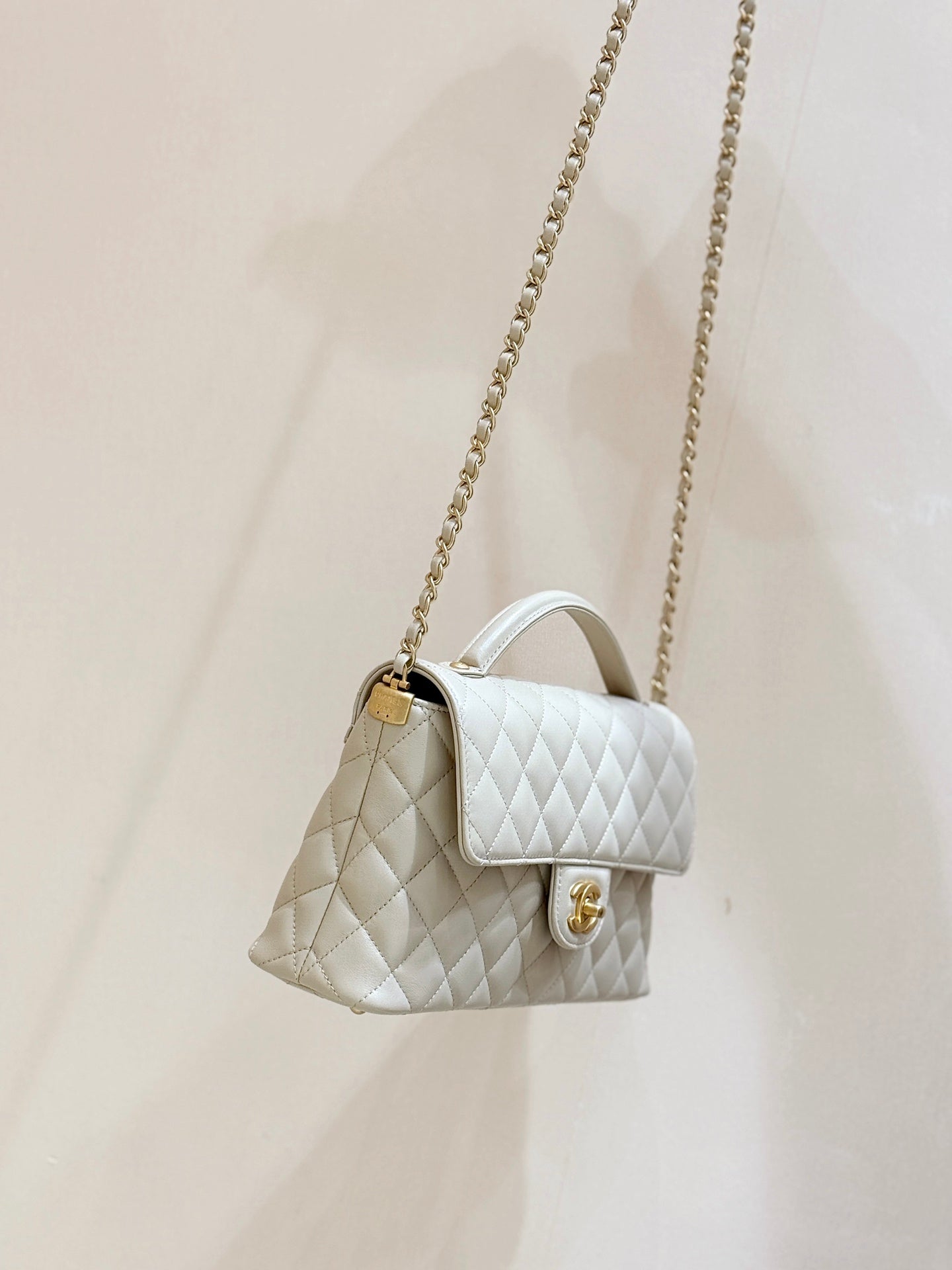 CHANEL QUILTED FLAP BAG WITH HANDLE 26 IN BEIGE LAMBSKIN GOLD PLATED METAL