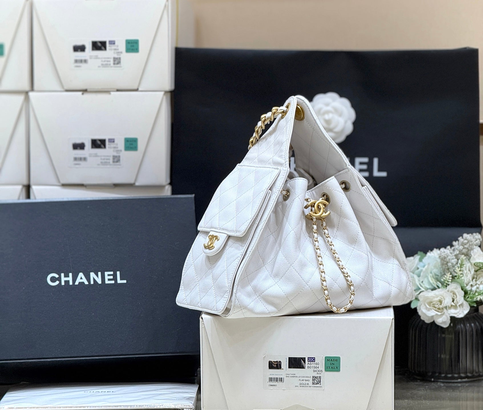 CHANEL 25 HANDBAG IN WHITE 30 GRAINED CALFSKIN GOLD HARDWARE