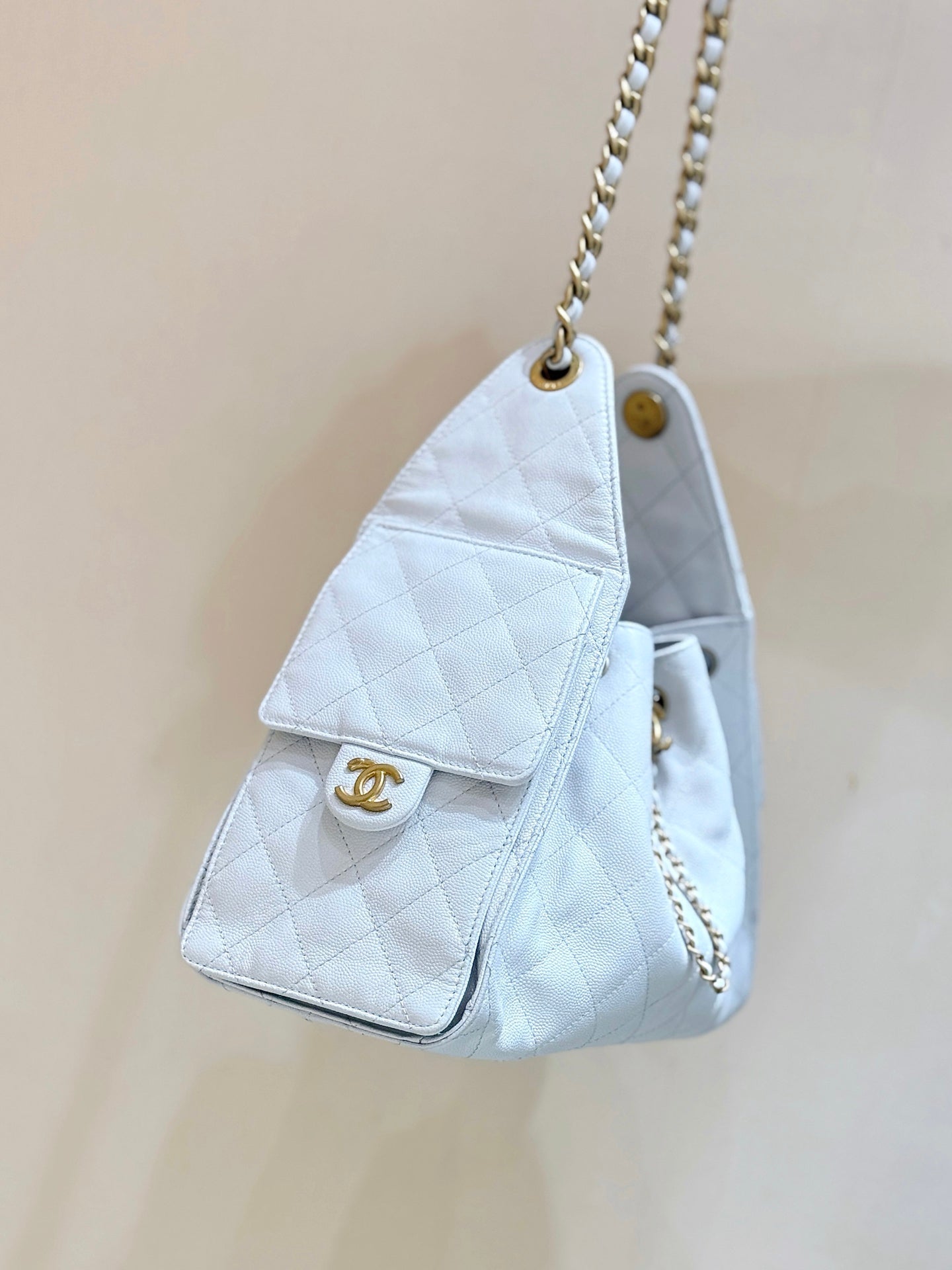 CHANEL 25 HANDBAG IN WHITE 30 GRAINED CALFSKIN GOLD HARDWARE