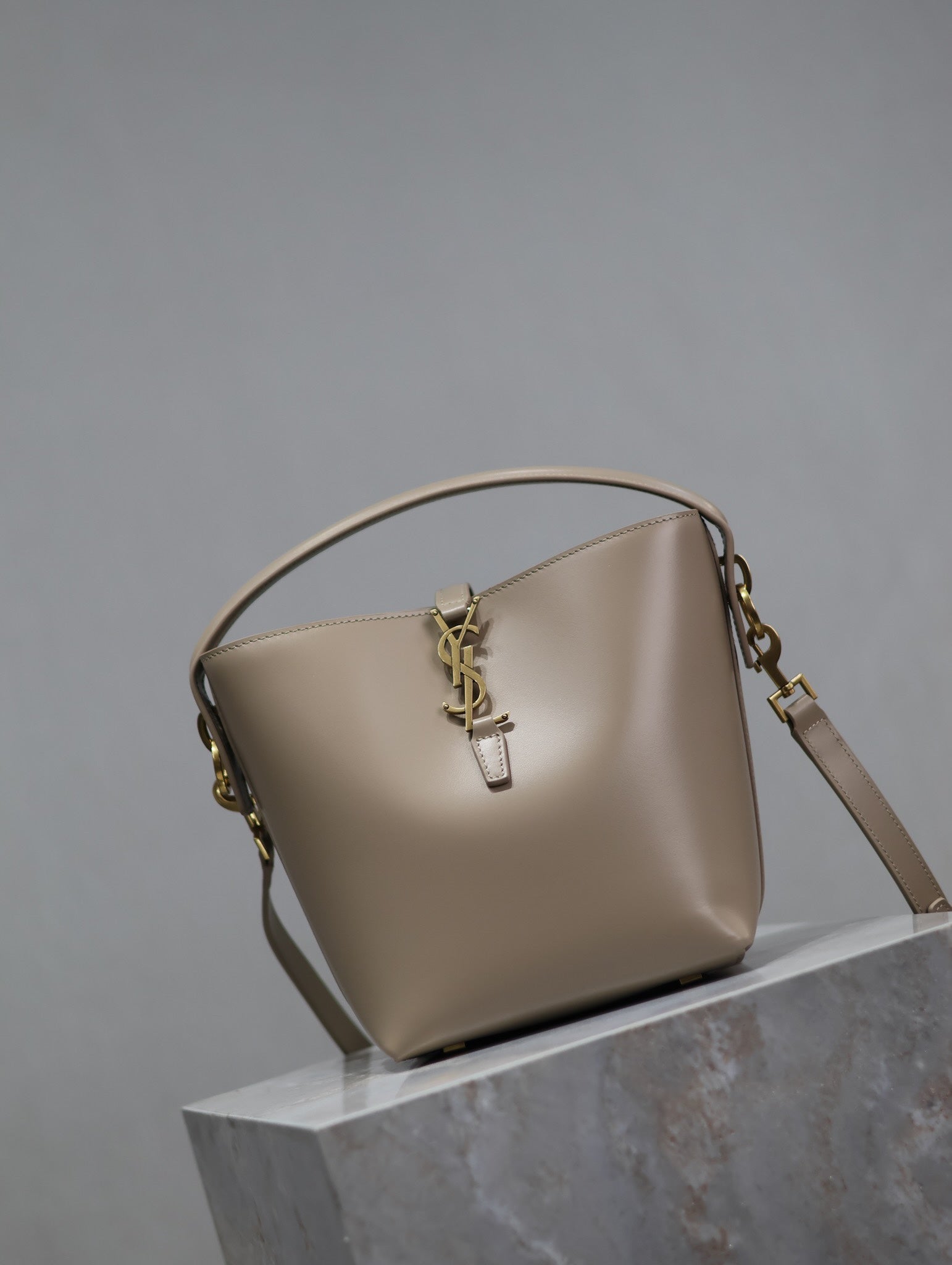 YSL 25S LE 37 BUCKET 20 IN BEIGE CALFSKIN GOLD HARDWARE