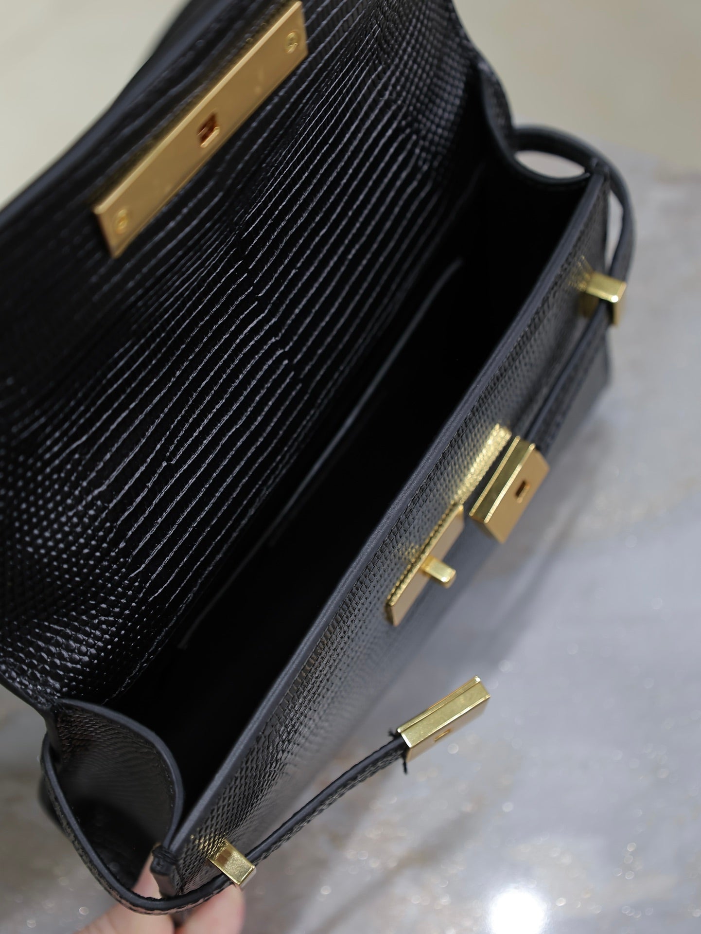 YSL 25S MINI MANHATTAN 19 IN BLACK SHINY CROCODILE CALFSKIN GOLD HARDWARE