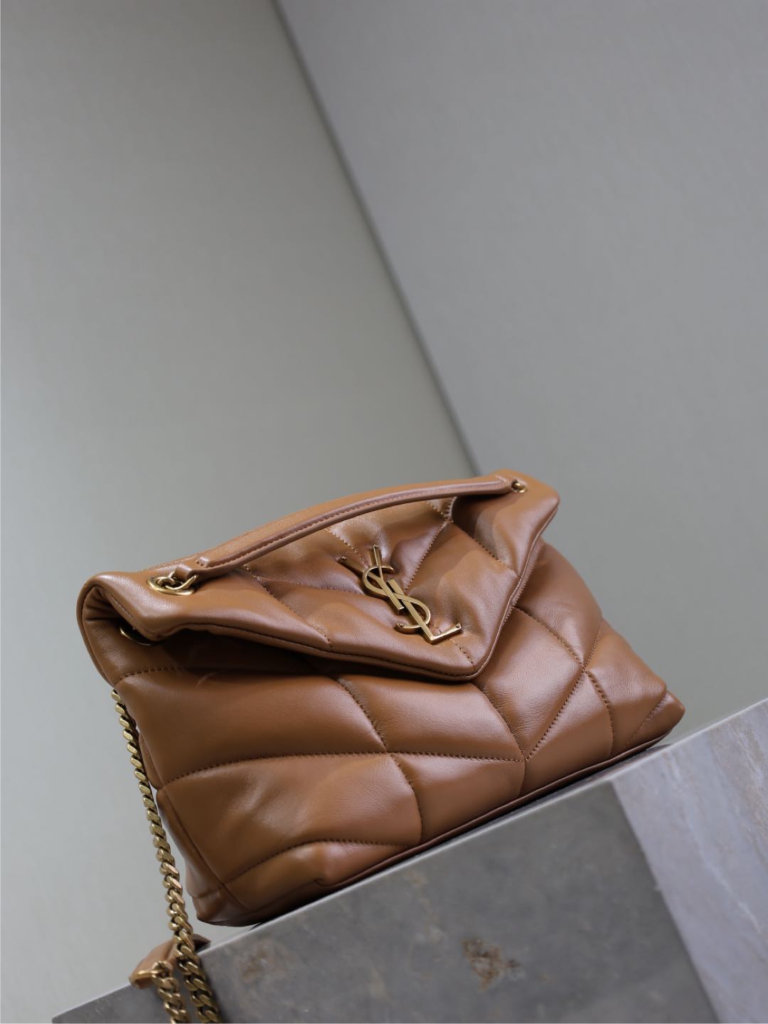 YSL 25S LOULOU PUFFER MM 29 IN CARAMEL CALFSKIN GOLD HARDWRE