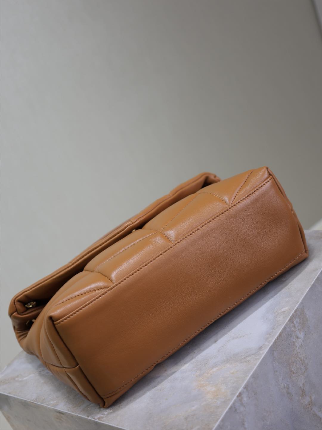 YSL 25S LOULOU PUFFER MM 29 IN CARAMEL CALFSKIN GOLD HARDWRE