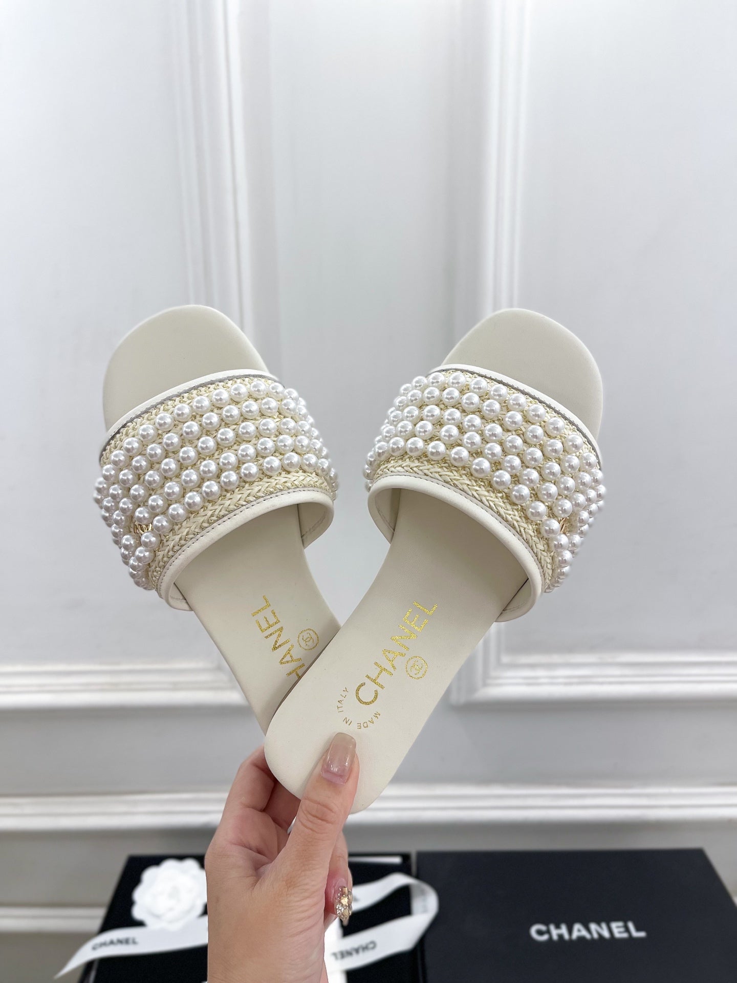 CHANEL FLAT SLIDE IN WHITE CALFSKIN WITH PEARLS