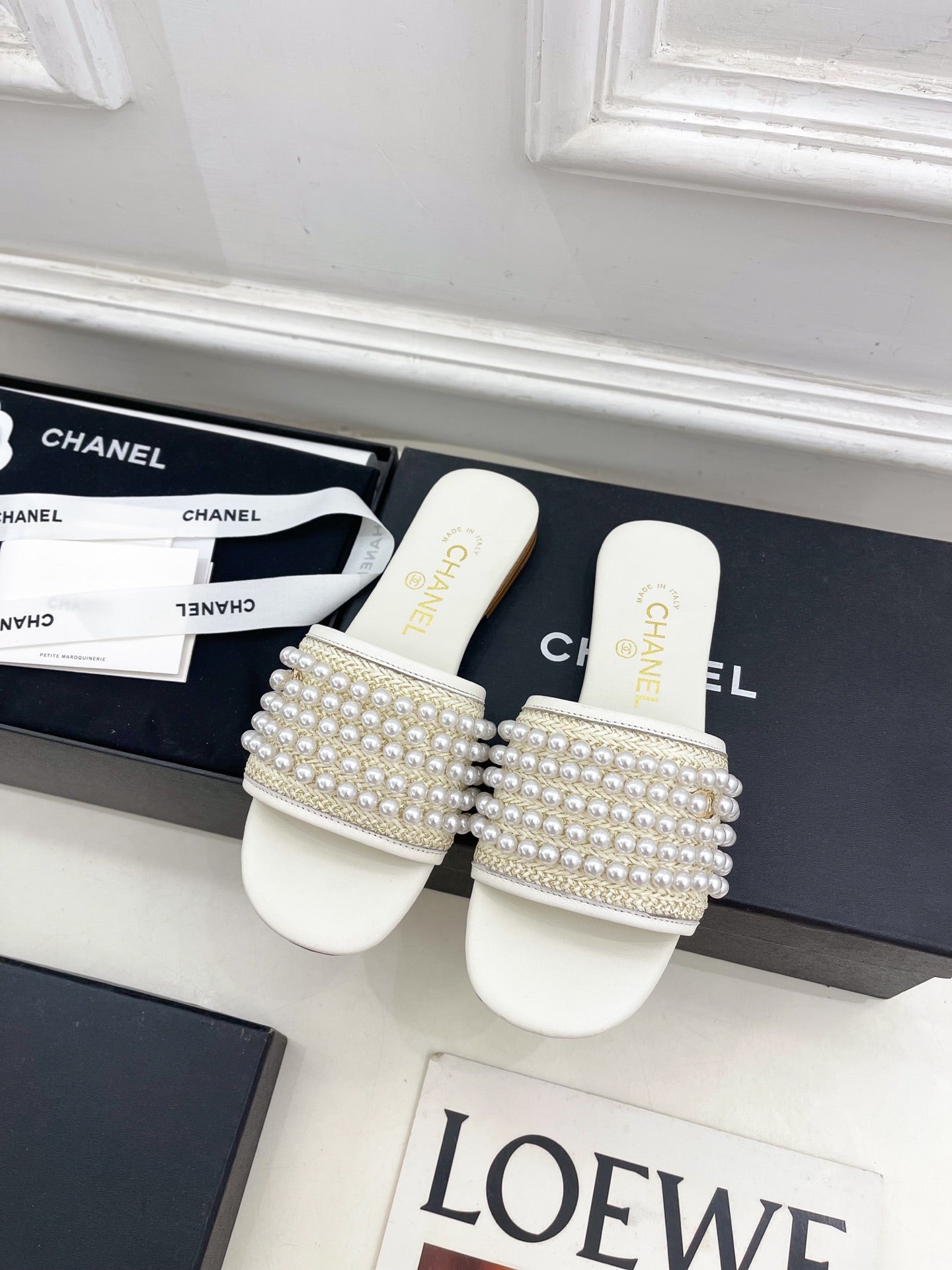 CHANEL FLAT SLIDE IN WHITE CALFSKIN WITH PEARLS